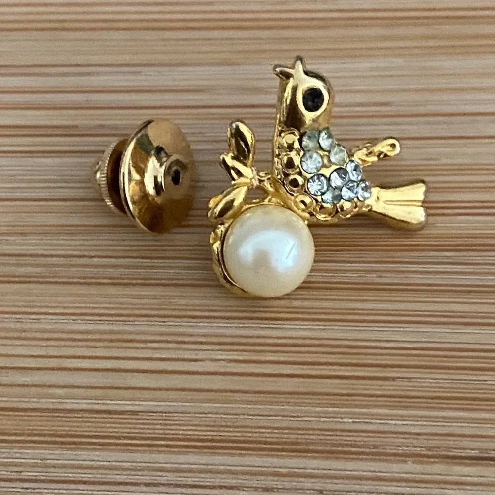 Avon Gold Twist Back Rhinestone And Pearl Bird Brooch Pin - Picture 9 of 12